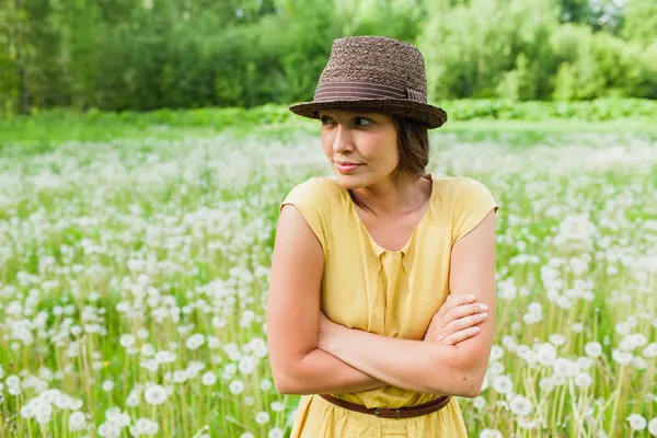 Mädchen auf einer Wiese — Stockfoto