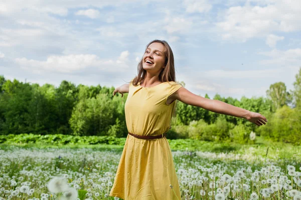 Girl in a meadow — Stock Photo, Image
