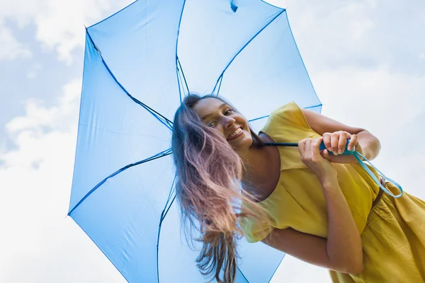 Flicka med paraply — Stockfoto