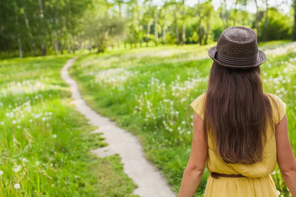 Menina em um prado — Fotografia de Stock