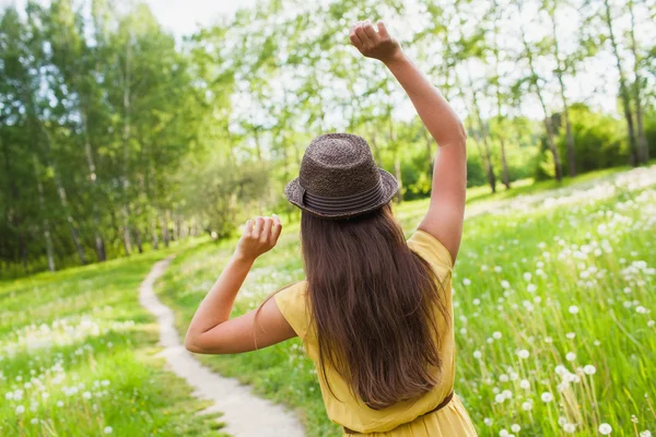 Menina em um prado — Fotografia de Stock