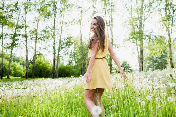 Menina em um prado — Fotografia de Stock