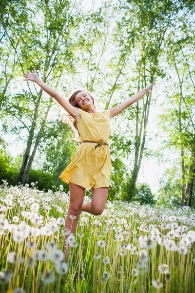 Mädchen auf einer Wiese — Stockfoto