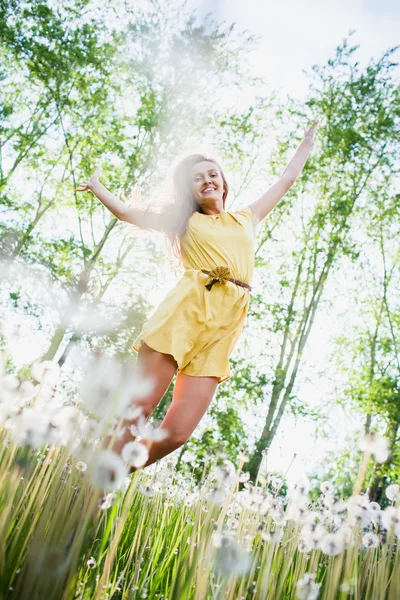 Mädchen auf einer Wiese — Stockfoto