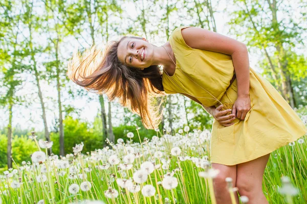 Dívka na louce — Stock fotografie