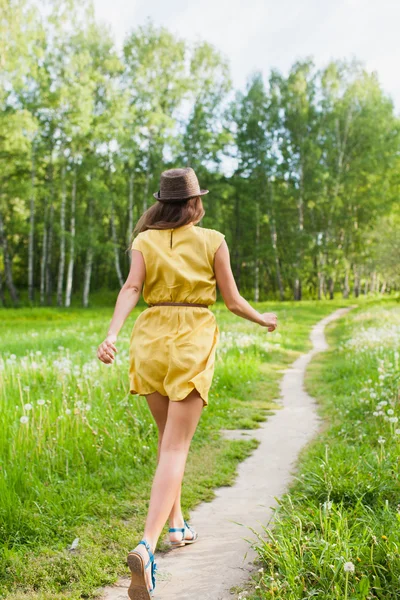 Chica en un prado Fotos De Stock