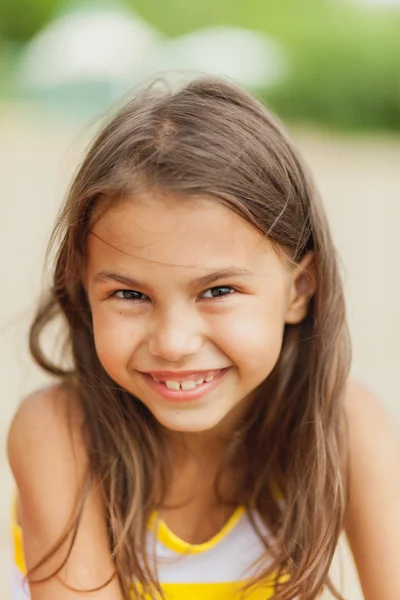 Niña de cinco años de edad, en la naturaleza — Foto de Stock