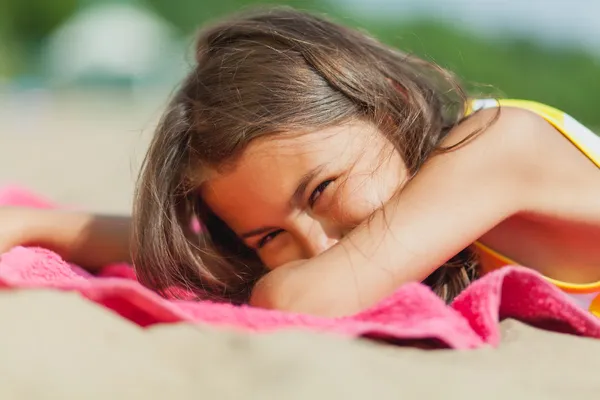 Niña de cinco años de edad, en la naturaleza —  Fotos de Stock