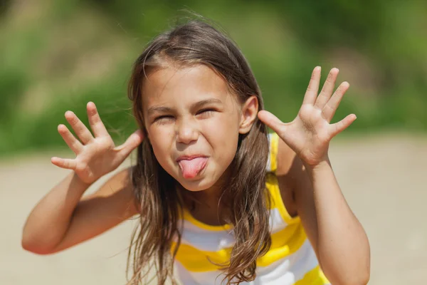 Niña de cinco años de edad, en la naturaleza —  Fotos de Stock