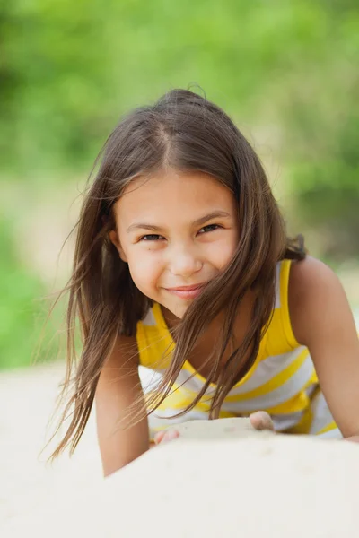 5-летняя девочка на природе — стоковое фото