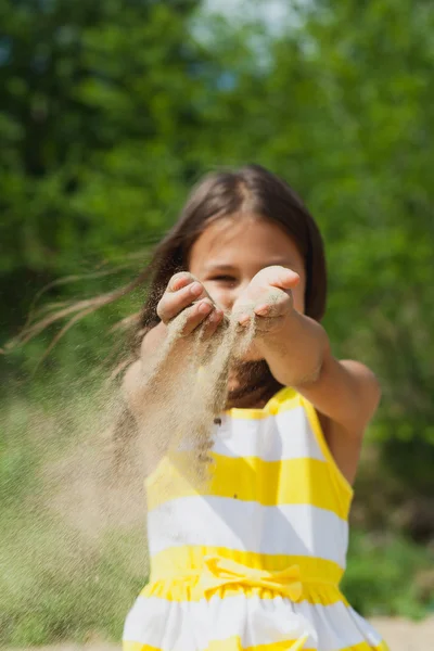 Niña de cinco años de edad, en la naturaleza —  Fotos de Stock