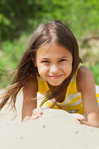 Niña de cinco años de edad, en la naturaleza — Foto de Stock