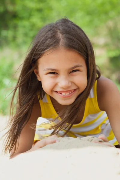 Niña de cinco años de edad, en la naturaleza —  Fotos de Stock