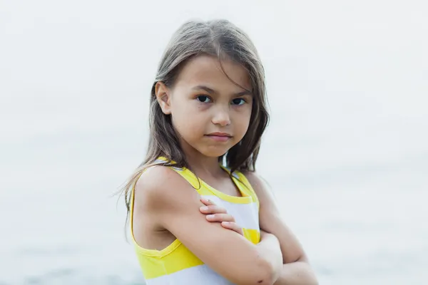 Fünfjähriges Mädchen in der Natur — Stockfoto