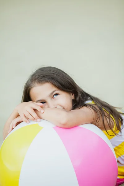 Niña de cinco años de edad, en la naturaleza — Foto de Stock