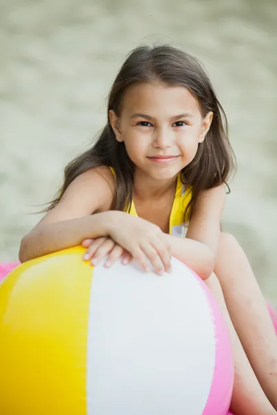 Niña de cinco años de edad, en la naturaleza —  Fotos de Stock