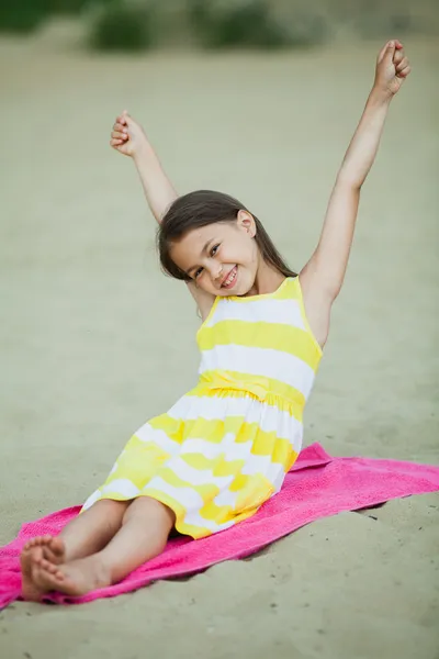 Niña de cinco años de edad, en la naturaleza — Foto de Stock