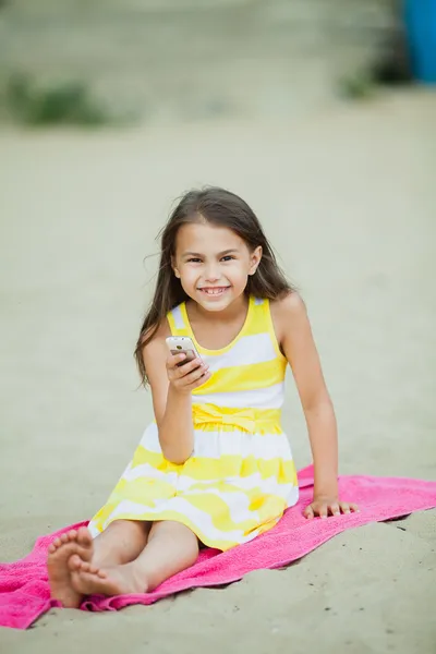 Menina de cinco anos na natureza — Fotografia de Stock