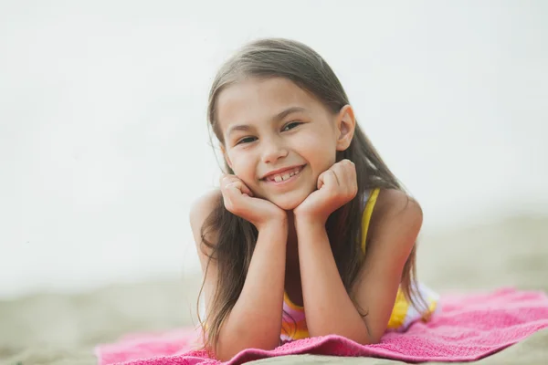 Niña de cinco años de edad, en la naturaleza — Foto de Stock