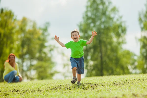 Mamma och son på natur — Stockfoto