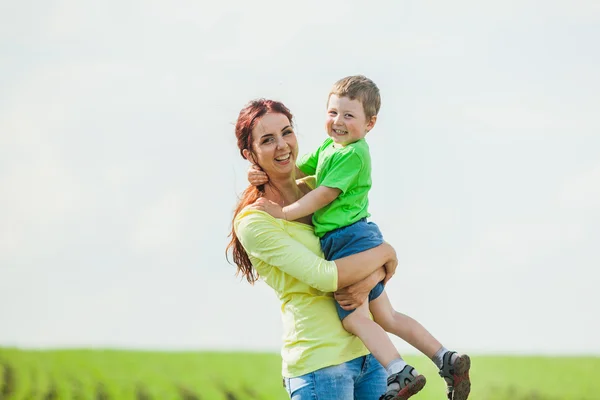 Mamma och son på natur — Stockfoto