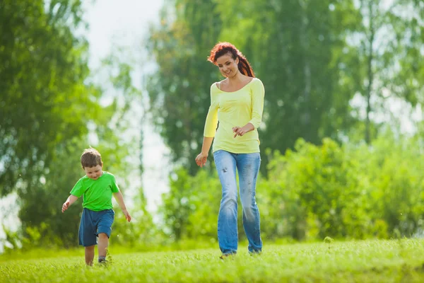 Mamma och son på natur — Stockfoto