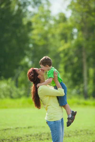 Mamma och son på natur — Stockfoto