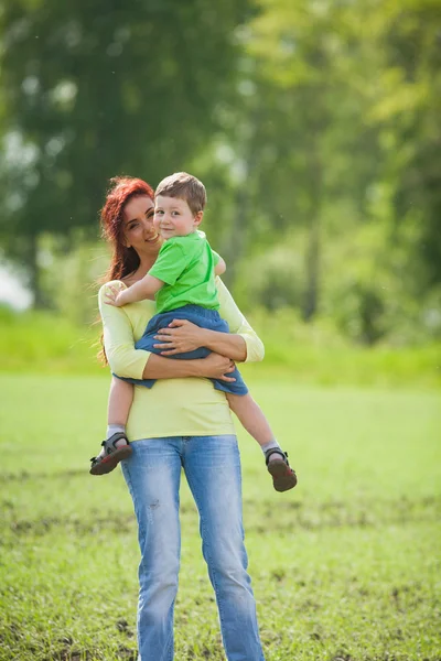 Mamá e hijo en la naturaleza — Foto de Stock