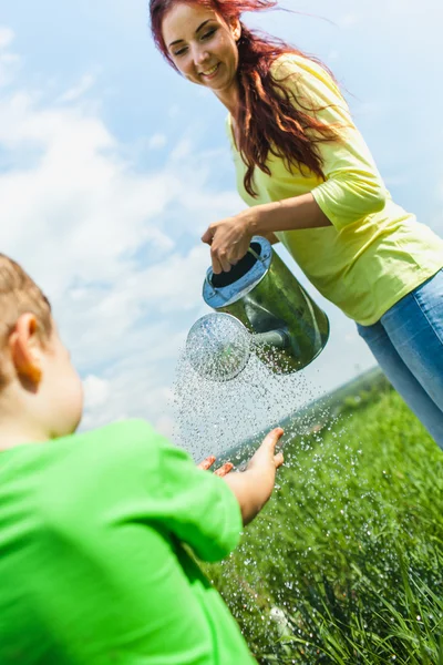 Mamma och son på natur — Stockfoto