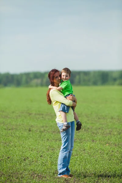 Mamma och son på natur — Stockfoto