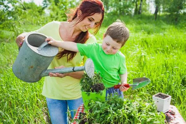 Mamma och son på natur — Stockfoto