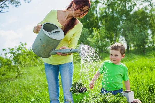 Mamma och son på natur — Stockfoto