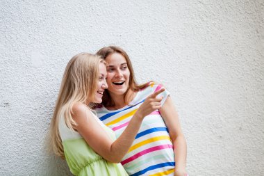 Kız aptal bir duvara