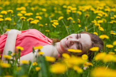 dandelions sahada yalan güzel kız