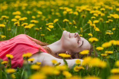 dandelions sahada yalan güzel kız