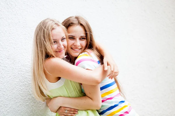 Mädchen gegen Mauer geprallt — Stockfoto