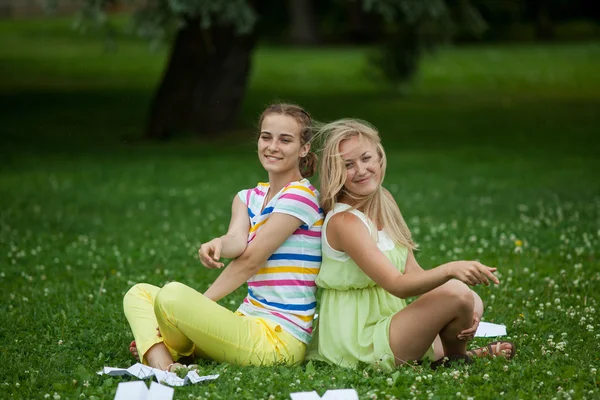 Girls launch paper airplanes — Stock Photo, Image