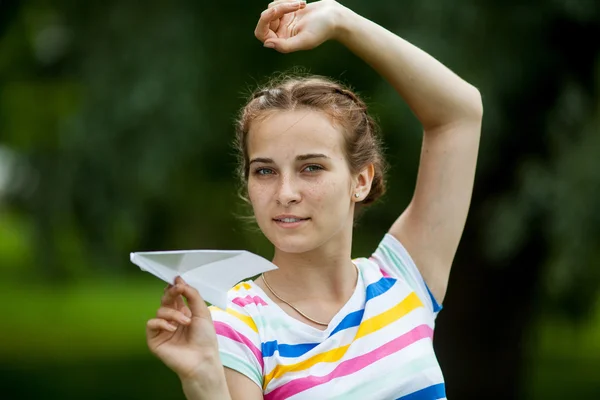 女孩发射纸飞机 — 图库照片