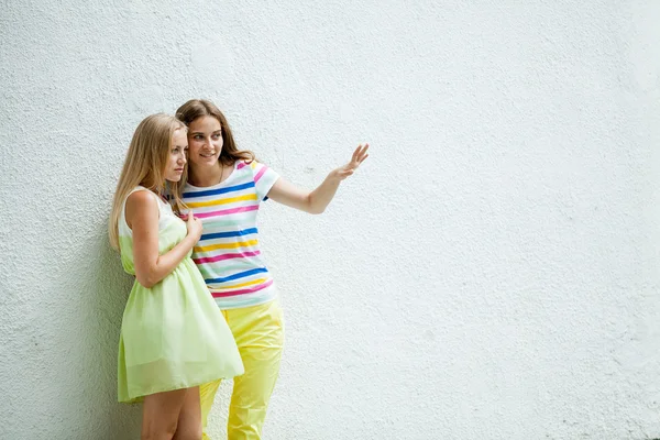 Girl against a wall fooled — Stock Photo, Image