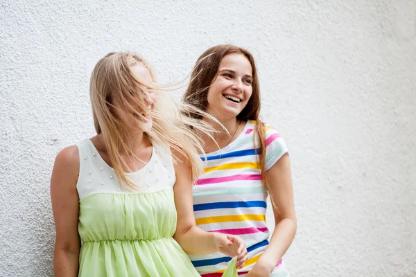 Girl against a wall fooled — Stock Photo, Image