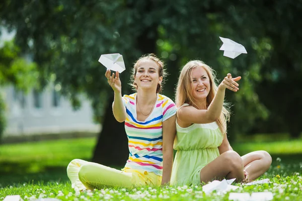 Meisjes lanceren papier vliegtuigen — Stockfoto