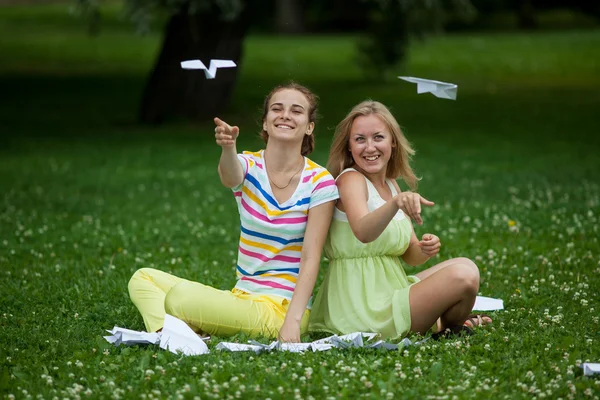 Niñas lanzar aviones de papel — Foto de Stock