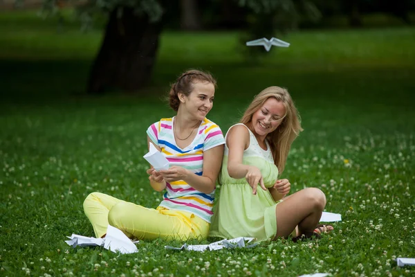 Niñas lanzar aviones de papel — Foto de Stock