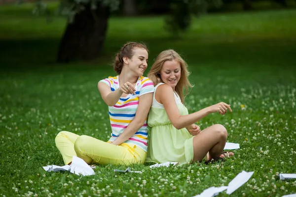 Девушки запускают бумажные самолеты — стоковое фото