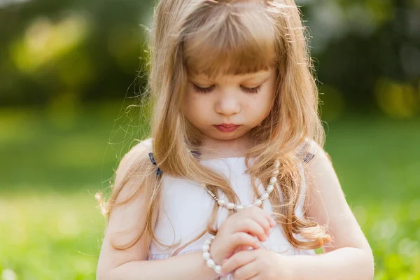 Meisje met zonnebloem in zomer veld — Stockfoto