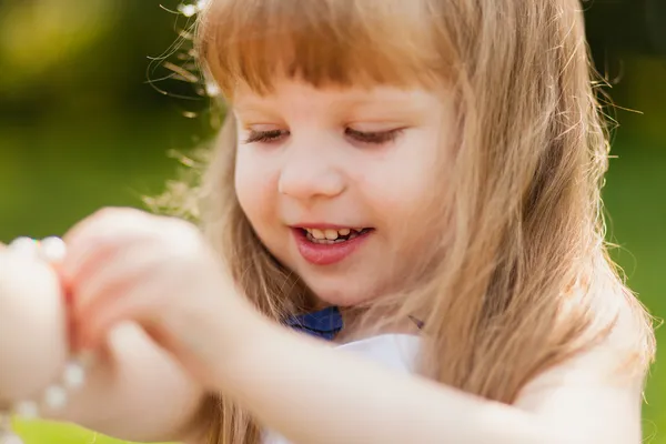 Girl with sunflower in summer field — Stock Photo, Image