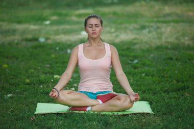 lotus pozisyonda oturan genç kız