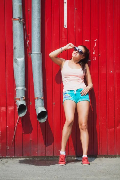 Girl standing at the red walls — Stock Photo, Image