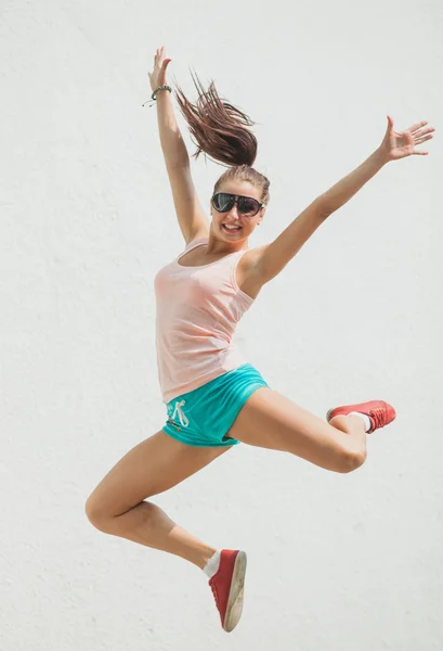 Genç heyecanlı kız atlama — Stok fotoğraf