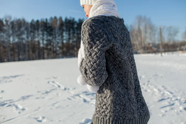 Jente i parken – stockfoto